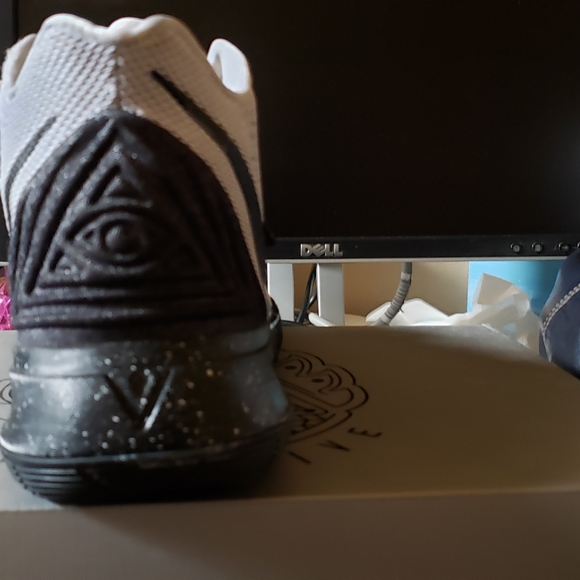 Kyrie Nike - Picture 6 of 6
